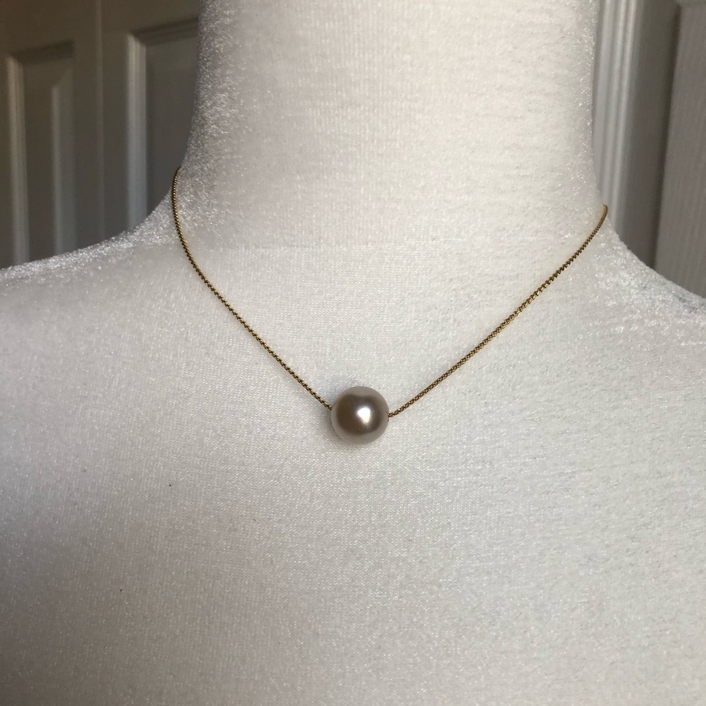 Dainty gold chain w/ white pearl.